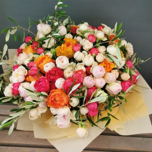 Flower bouquet with spray roses (Compact)